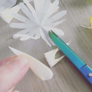 ©duventdansmesvalises - guirlande de marguerites en papier tuto