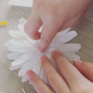 ©duventdansmesvalises - guirlande de marguerites en papier tuto
