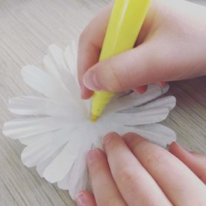 ©duventdansmesvalises - guirlande de marguerites en papier tuto