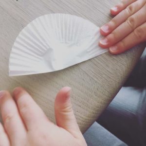 ©duventdansmesvalises - guirlande de marguerites en papier tuto