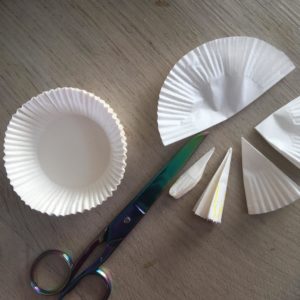 ©duventdansmesvalises - guirlande de marguerites en papier tuto