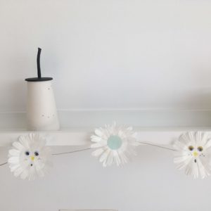 ©duventdansmesvalises - guirlande de marguerites en papier tuto