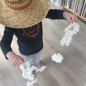 ©duventdansmesvalises - guirlande de marguerites en papier tuto