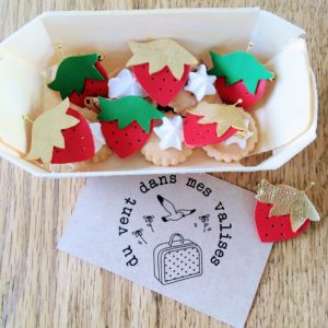 du vent dans mes valises - broche en cuir fraise made in France
