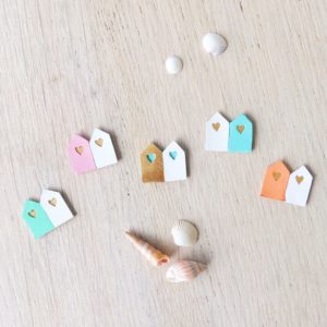 les jolies petites cabines de plage pour les bains de mer, broches artisanales au doux parfum des vacances - du vent dans mes valises