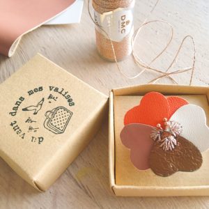 la tendre pensée, fleur française durable broche en cuir upcycled personnalisable - du vent dans mes valises