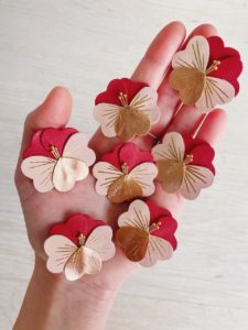 Jolie broche bijou fleur de pensée, modèle amour coloris rose rouge ivoire or rose. Artisanat d'art sur la Côte d'Opale, fabrication française, modèles uniques cadeaux fête des mères et saint Valentin ou autres occasions de chérir celle qu'on aime © du vent dans mes valises