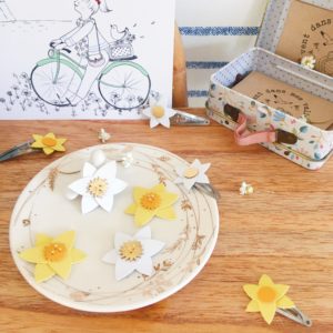 bijou floral de cheveux et broches jonquilles made in France - du vent dans mes valises