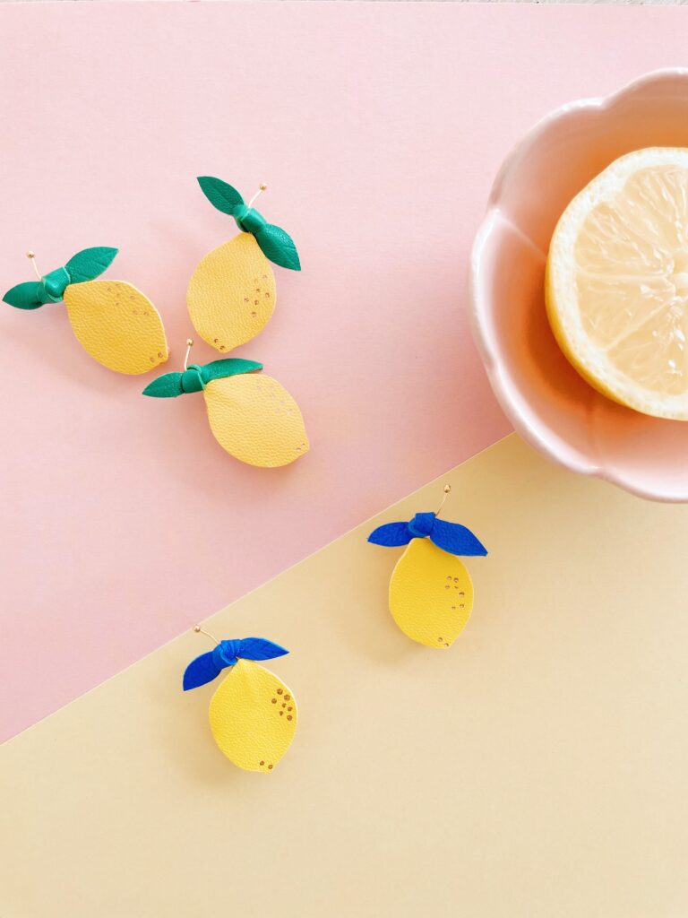 Broches citrons en cuir