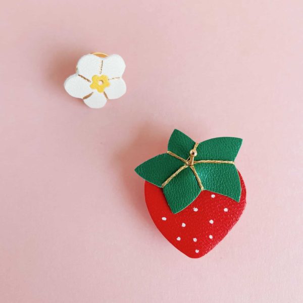 broche brodée fraise des bois