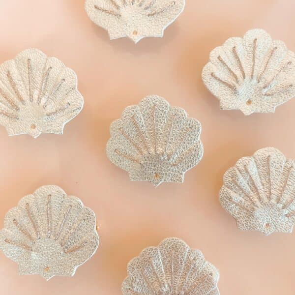 Broche Coquille Dorée - Accessoire de Mode Intemporel et Durable