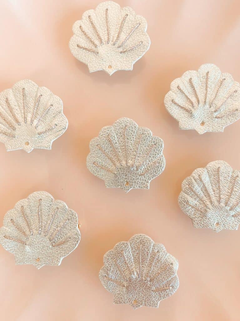 Broche Coquille Dorée - Accessoire de Mode Intemporel et Durable