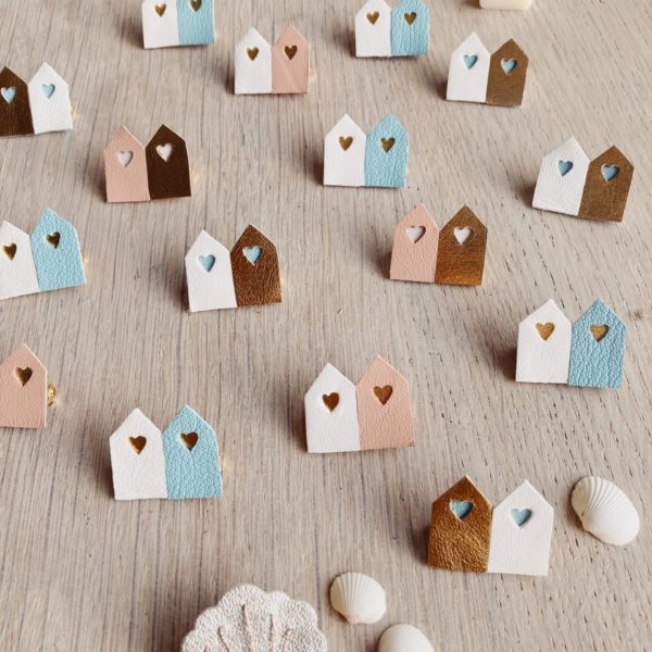 jolie broche duo de cabines de plage en cuir upcyclé © du vent dans mes valises