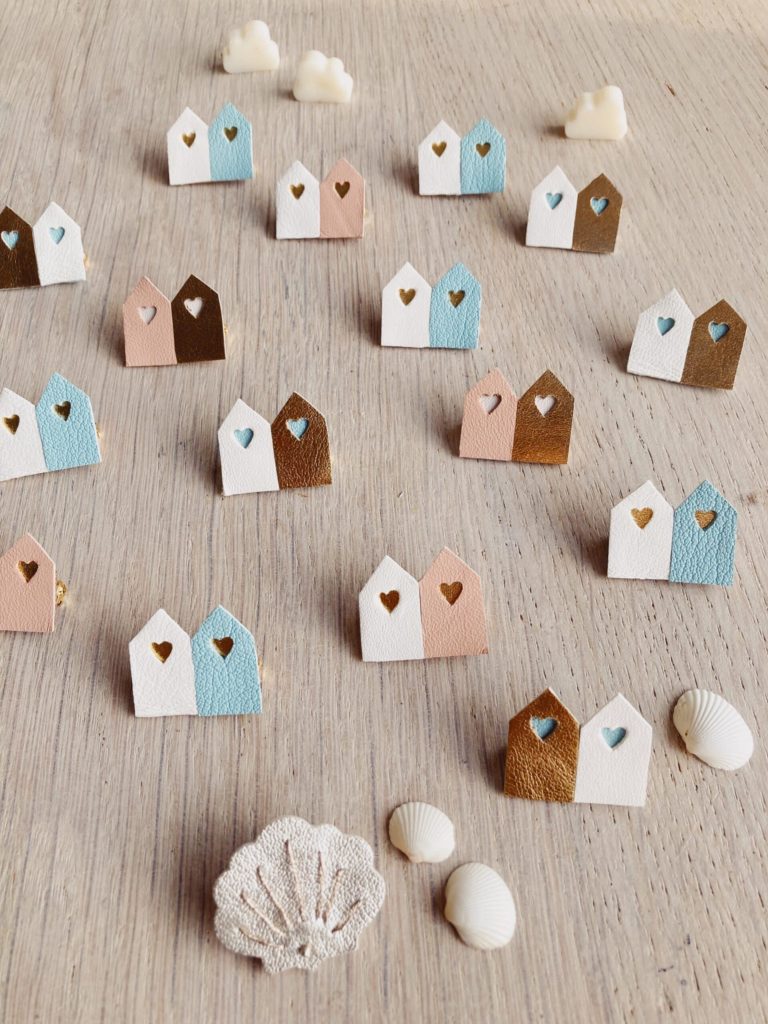 jolie broche duo de cabines de plage en cuir upcyclé © du vent dans mes valises