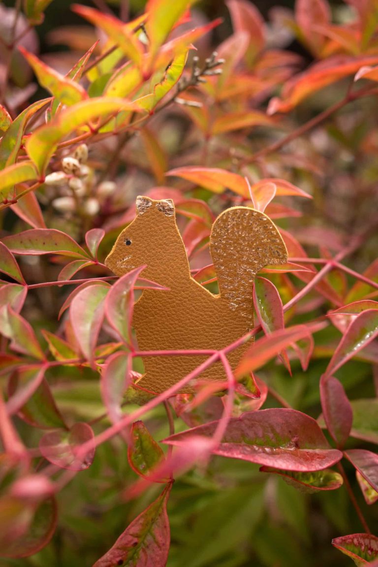 broche adorable petite écureuil bijou en cuir avec détails dorés à chaud