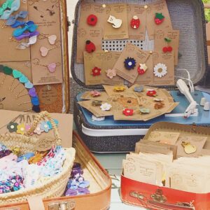 tourne disque valise électrophone vintage créations artisanales made in France broches et barrettes en cuir - du vent dans mes valises