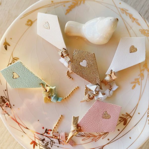 jolie broche bijou cerf-volant poétique blanc et or rose poudre bleu ciel made in France © du vent dans mes valises 8