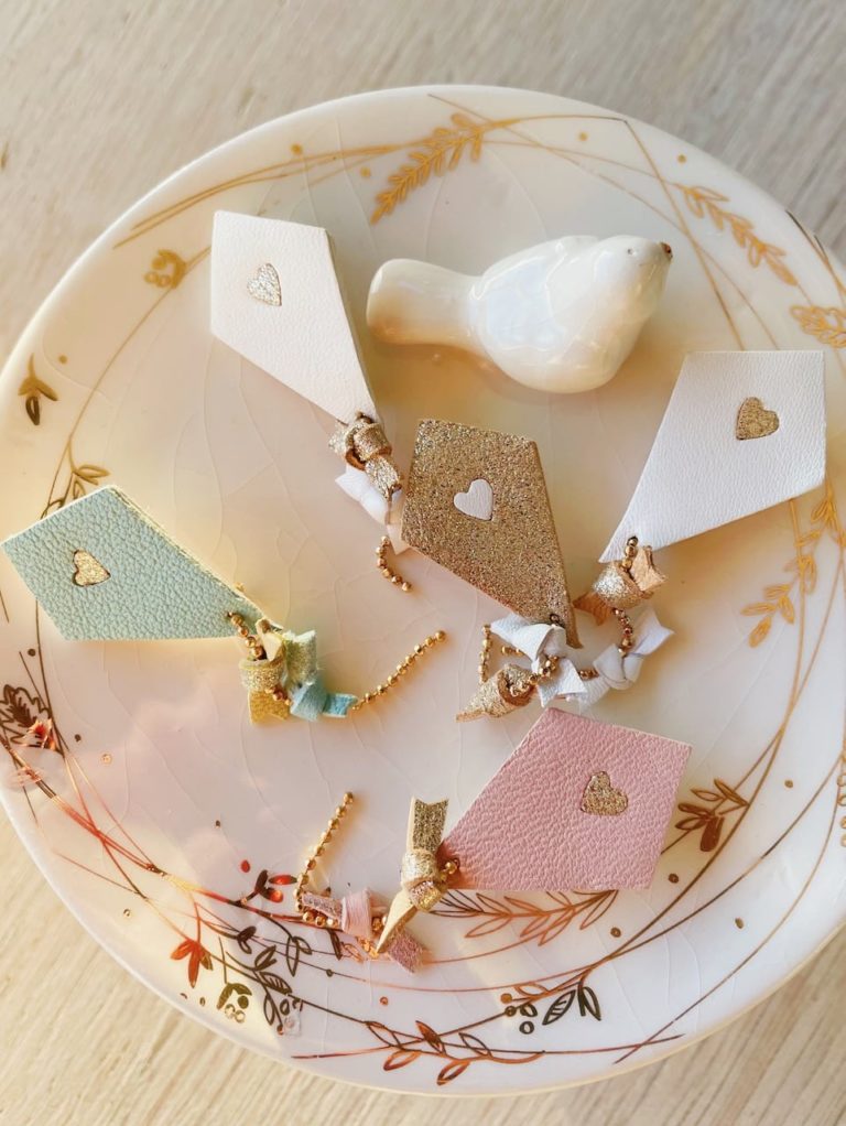 jolie broche bijou cerf-volant poétique blanc et or rose poudre bleu ciel made in France © du vent dans mes valises 8