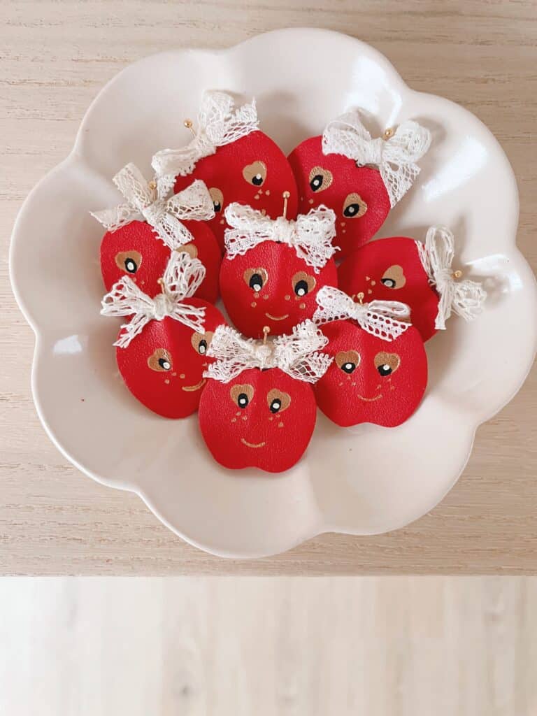 Broche Pomme d’amour rouge, yeux cœur, dentelle ancienne, fabrication artisanale