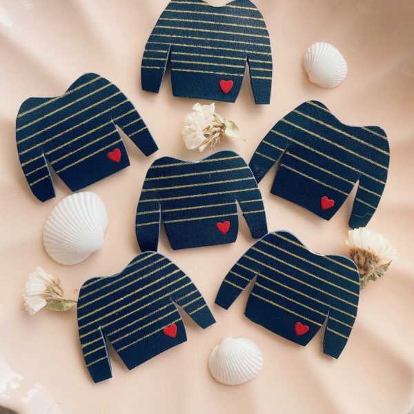 broche marinière bleu marine rayée or avec coeur rouge © du vent dans mes valises 4
