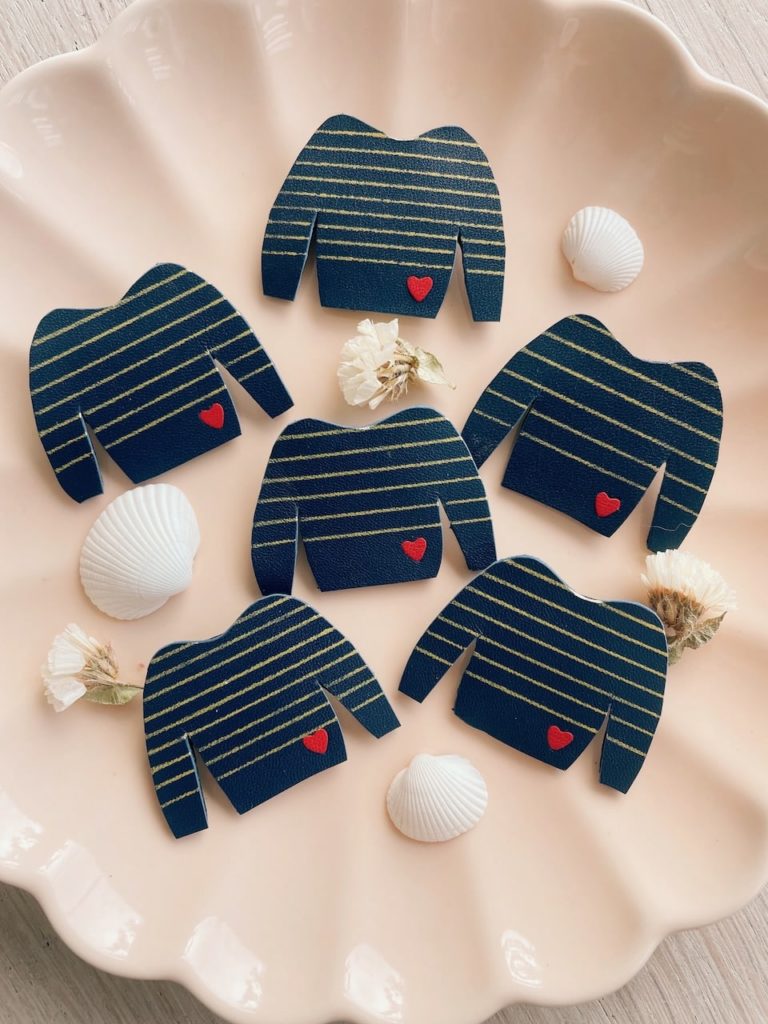 broche marinière bleu marine rayée or avec coeur rouge © du vent dans mes valises 4