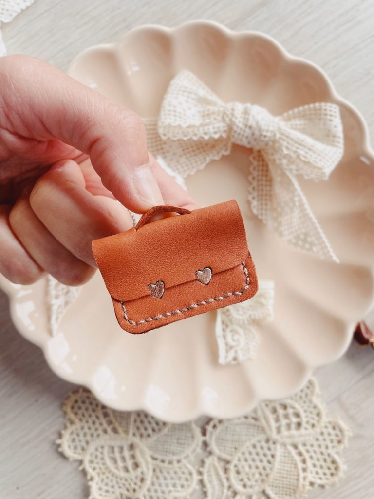 jolie broche cartable d'école style vintage rétro chic en cuir upcyclé avec coeurs dorés 8