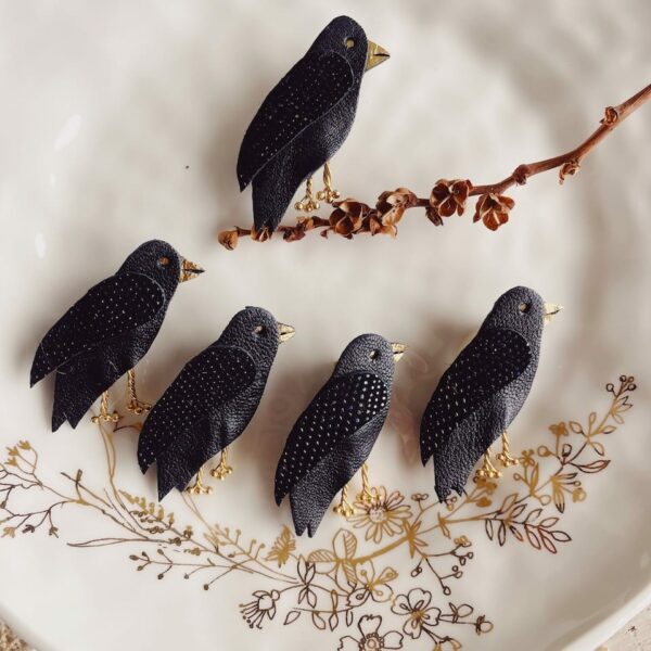 jolie broche oiseau plumage noir maître corbeau ou corneille en cuir upcyclé © du vent dans mes valises 2