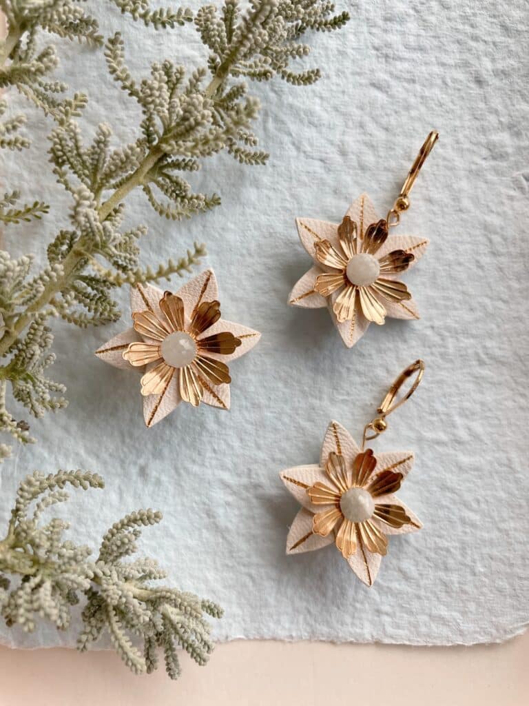 Broche et boucles d'oreilles Edelweiss artisanales en cuir surcyclé avec dorure à chaud et dormeuses en laiton doré or fin