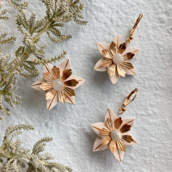 Broche et boucles d'oreilles Edelweiss artisanales en cuir surcyclé avec dorure à chaud et dormeuses en laiton doré or fin