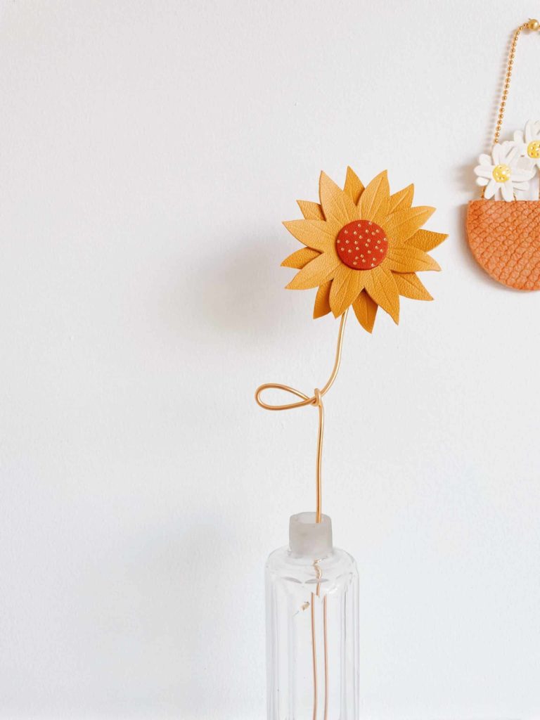 Décoration florale durable tournesol en cuir surcyclé