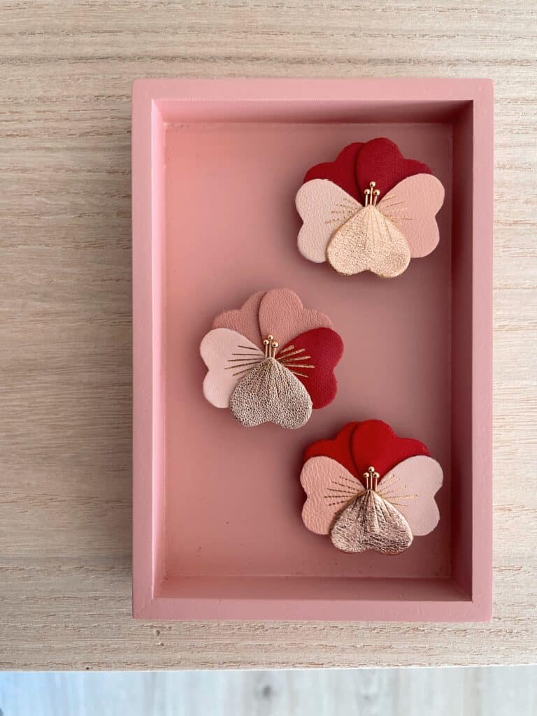 Broches Pensée d’amour, trois versions colorées rouge et roses, éclat or rose