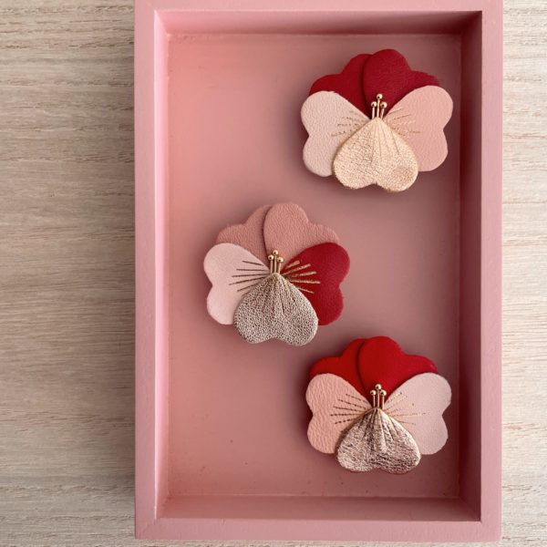 Broches Pensée d’amour, trois versions colorées rouge et roses, éclat or rose