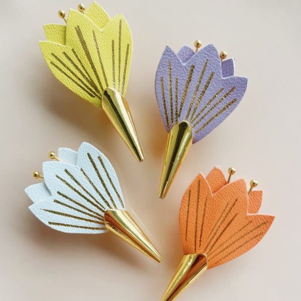 jolie broche fleur de crocus mauve jaune pâle orangé ou blanche avec nervures dorées à chaud à l'or véritable sur cuir surcyclé. Accessoire d'exception pour une mode durable fabriqué en France sur la Côte d'Opale, près de Wissant. Artisanat d'art, pièces uniques, modèles déposés © du vent dans mes valises