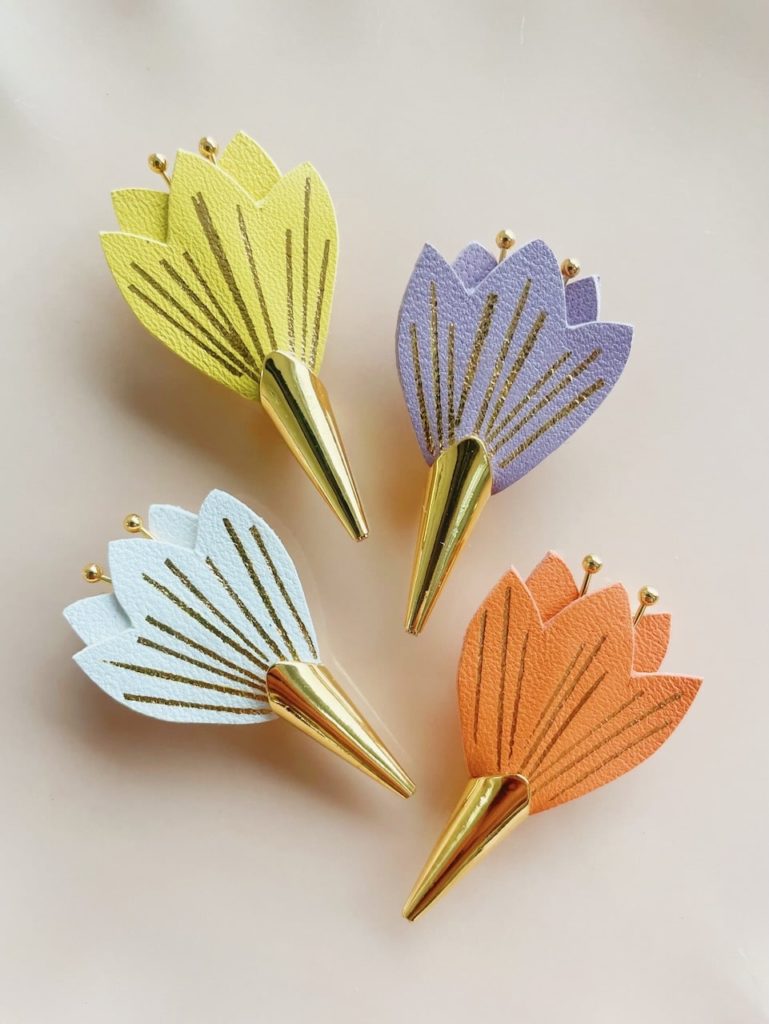 jolie broche fleur de crocus mauve jaune pâle orangé ou blanche avec nervures dorées à chaud à l'or véritable sur cuir surcyclé. Accessoire d'exception pour une mode durable fabriqué en France sur la Côte d'Opale, près de Wissant. Artisanat d'art, pièces uniques, modèles déposés © du vent dans mes valises