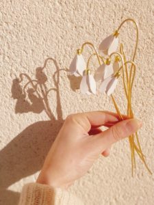Fleur à la tige éternelle en cuir : le perce-neige dit aussi Galantine de son nom latin Galanthus Nivalis. Accessoire d'exception pour une décoration florale durable fabriqué en France sur la Côte d'Opale, près de Wissant à partir d'excédents de tanneries ennoblis. Artisanat d'art, pièces uniques, modèles déposés © du vent dans mes valises
