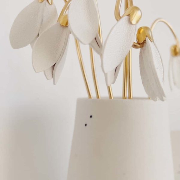 Fleur à la tige éternelle en cuir : le perce-neige dit aussi Galantine de son nom latin Galanthus Nivalis. Accessoire d'exception pour une décoration florale durable fabriqué en France sur la Côte d'Opale, près de Wissant à partir d'excédents de tanneries ennoblis. Artisanat d'art, pièces uniques, modèles déposés © du vent dans mes valises