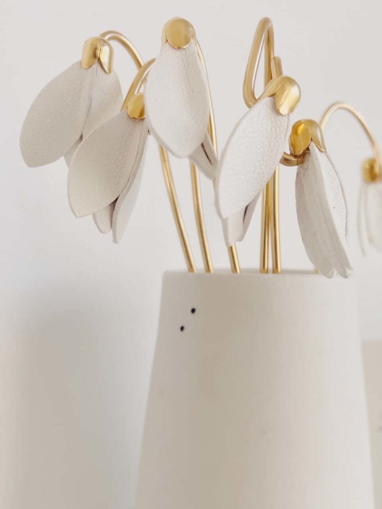 Fleur à la tige éternelle en cuir : le perce-neige dit aussi Galantine de son nom latin Galanthus Nivalis. Accessoire d'exception pour une décoration florale durable fabriqué en France sur la Côte d'Opale, près de Wissant à partir d'excédents de tanneries ennoblis. Artisanat d'art, pièces uniques, modèles déposés © du vent dans mes valises