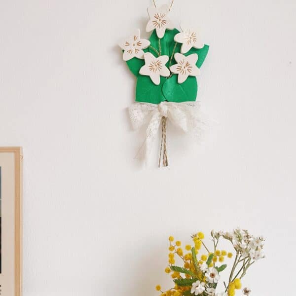 Bijou de mur ou décoration florale d'intérieur au style champêtre légèrement rétro ou vintage. Bouquet de violettes à suspendre et à offrir comme cadeau de mariage, d'amitié, de communion. Cuir surcyclé doré à chaud à l'or véritable, laiton, dentelle ancienne chinée avec amour. Fabrication artisanale. Métiers d'art. Pièces uniques façonnées sur commande et personnalisables.