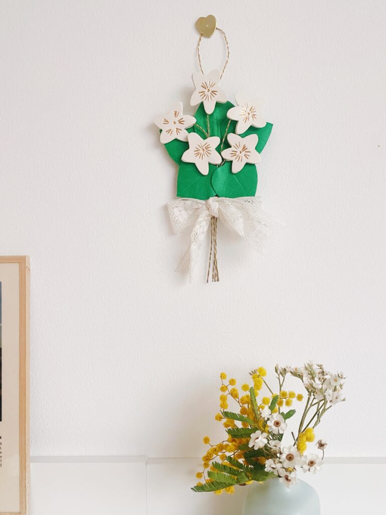Bijou de mur ou décoration florale d'intérieur au style champêtre légèrement rétro ou vintage. Bouquet de violettes à suspendre et à offrir comme cadeau de mariage, d'amitié, de communion. Cuir surcyclé doré à chaud à l'or véritable, laiton, dentelle ancienne chinée avec amour. Fabrication artisanale. Métiers d'art. Pièces uniques façonnées sur commande et personnalisables.