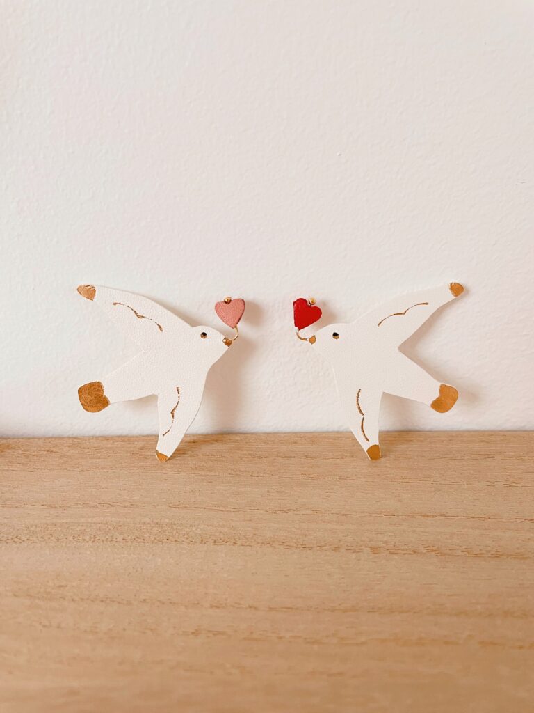 Broche Mouette heureuse cœur au bec, détails dorés, fabrication artisanale
