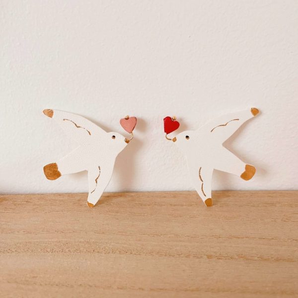 Broche Mouette heureuse cœur au bec, détails dorés, fabrication artisanale