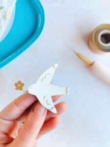 broche oiseau blanc avec fleur