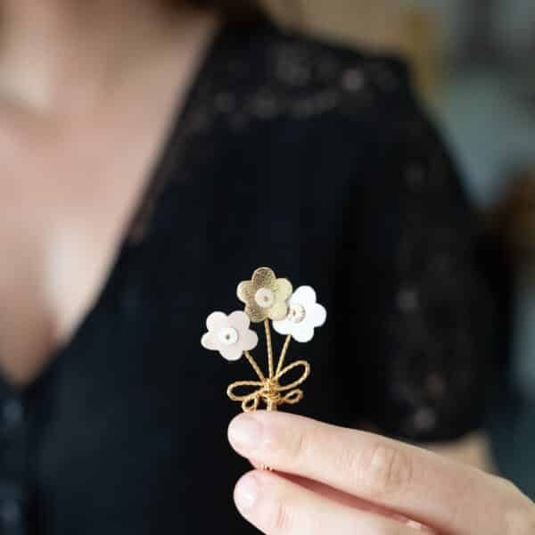 Bouquet miniature en cuir fait main fixé sur une carte artisanale « fleurs d’instants », création unique et personnalisable.