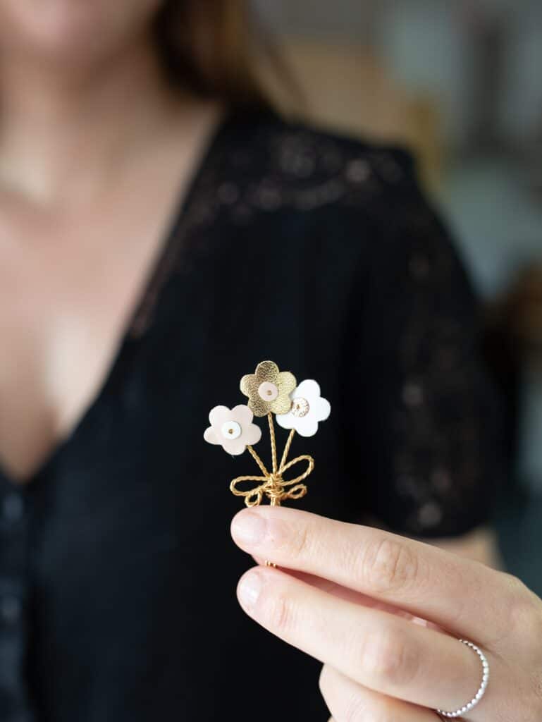 Bouquet miniature en cuir fait main fixé sur une carte artisanale « fleurs d’instants », création unique et personnalisable.