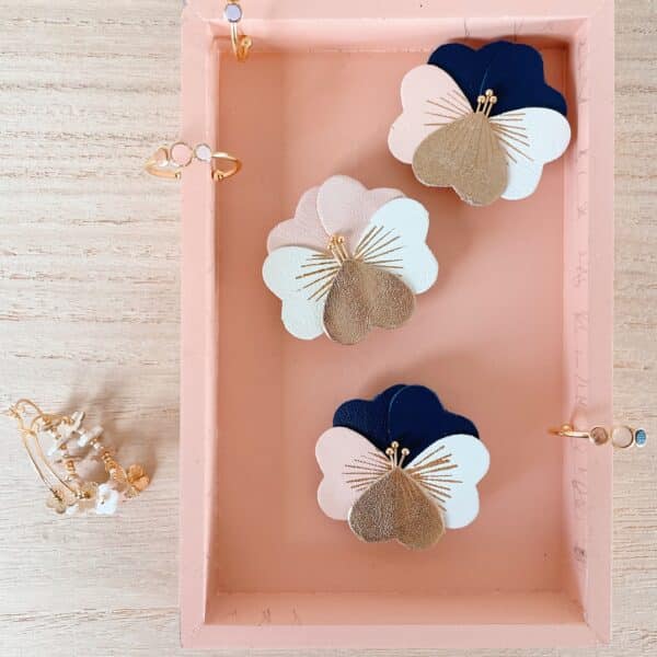Broche pensée en cuir surcyclé, dorure à chaud, bijou floral artisanal aux couleurs classiques, élégantes et intemporelles pour le quotidien ou les accessoires de cérémonie