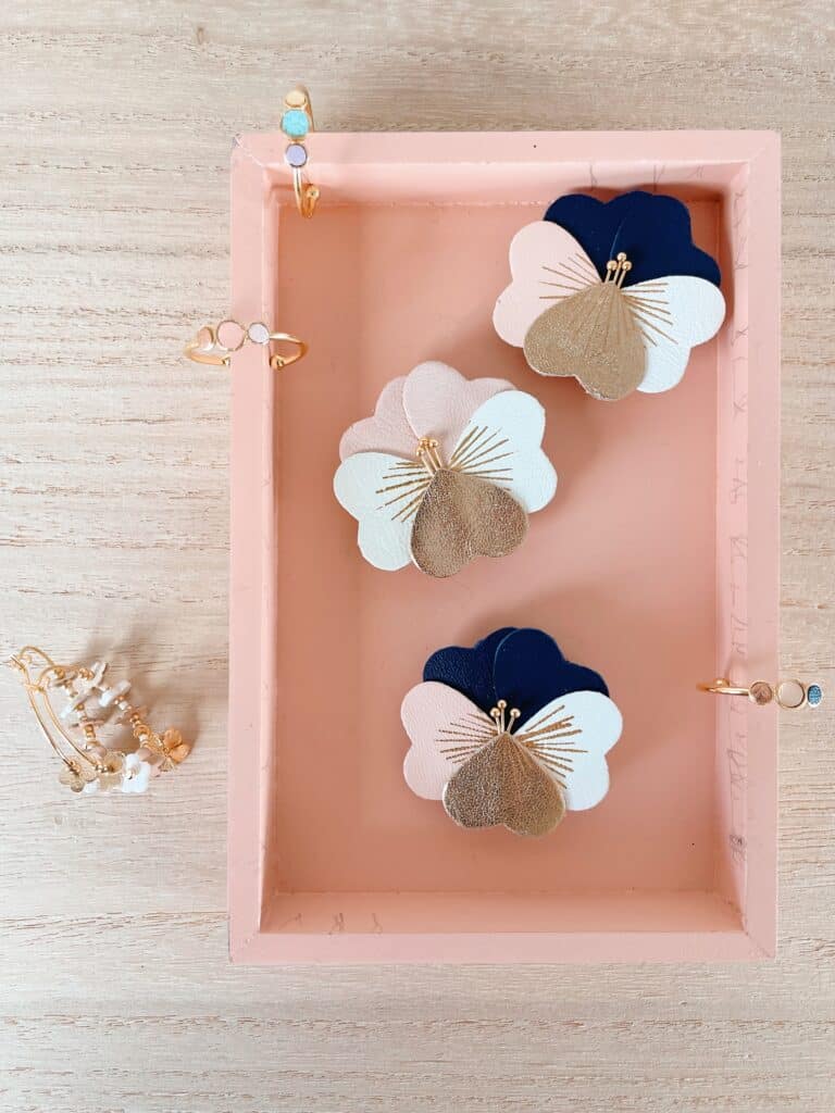 Broche pensée en cuir surcyclé, dorure à chaud, bijou floral artisanal aux couleurs classiques, élégantes et intemporelles pour le quotidien ou les accessoires de cérémonie