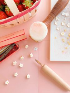Fleurs de fraisier en cuir surcyclé