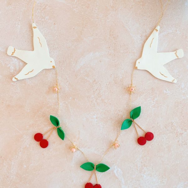 Ribambelle de cerises, fleurs et oiseaux. Objet d'artisanat d'art en cuir surcyclé, décoration murale, pièce unique