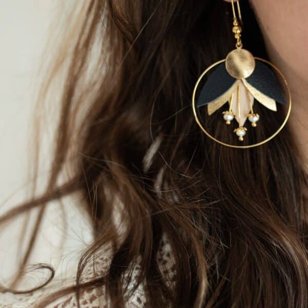Boucles d’oreilles en cuir surcyclé, inspirées de la fleur de colchique avec détails dorés.