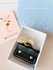 Bijou de sac ou broche cartable miniature en cuir